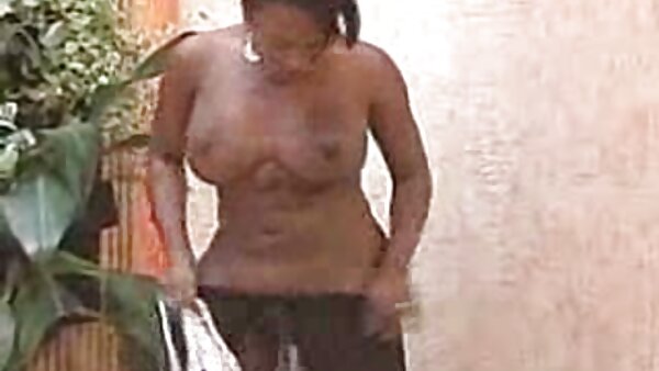 Lecker aussehende brünette Landstreicherin gratis fickvideos beglückt ihren Anus und ihre Muschi mit Dildos
