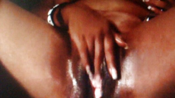 Schwarzer Mann kostenlose handy pornofilme mit dickem Penis fickt weißen, körperbetonten Landstreicher in verschiedenen Stilen