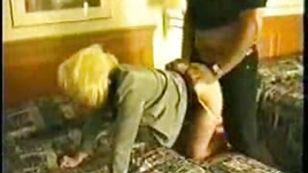 Dünnes und enges blondes Teenie-Babe steckt kostenlose sexfilme hd ihr Arschloch rein
