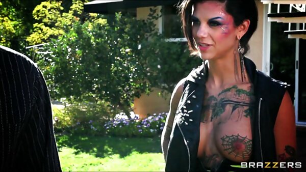 Die neue deutsche pornofilme geile Sexbombe Shae Summers reibt ihre großen Titten mit Öl ein